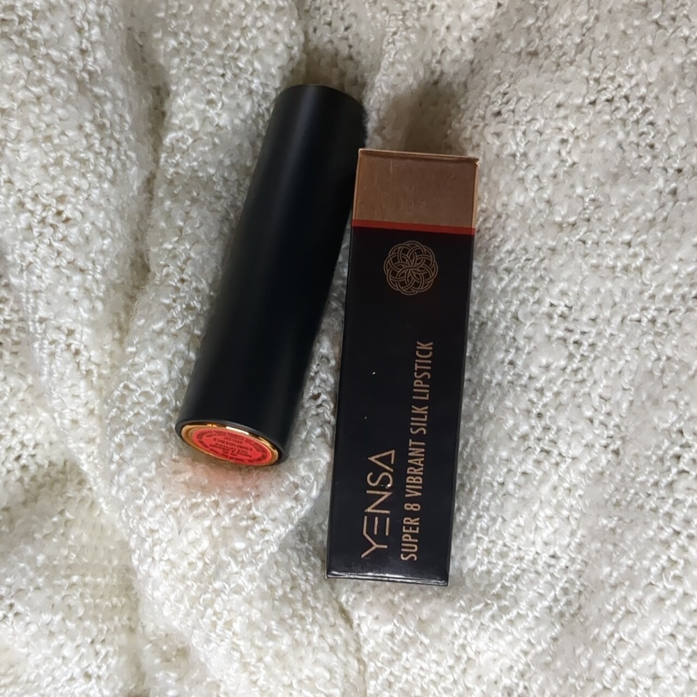 YENSA SUPER 8 Vibrant Silk Lipstick in Confidence, 3.5g/0.12oz - Picture 2 of 9